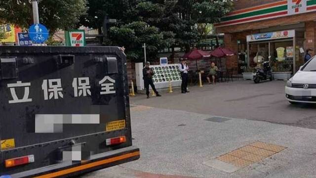 台男子当街开枪抢运钞车现场