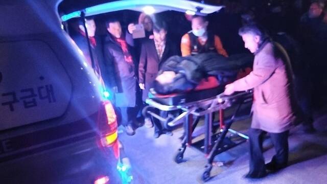 韩总统热门人选青瓦台前绝食8天后昏迷