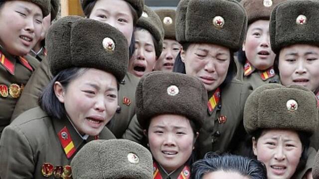 与金正恩合影的女兵