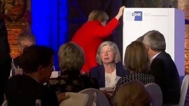 默克尔上台时突然摔倒