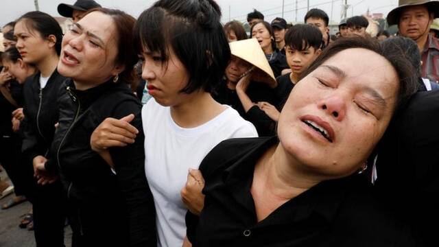 英国货车藏尸案首批遗体“回家了”