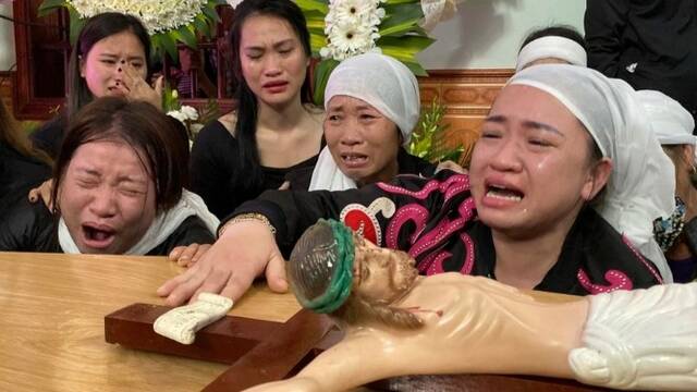 在英货车藏尸案遇难者的葬礼上