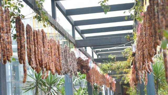 数千斤香肠挂满长廊 网友：最新炫富方式