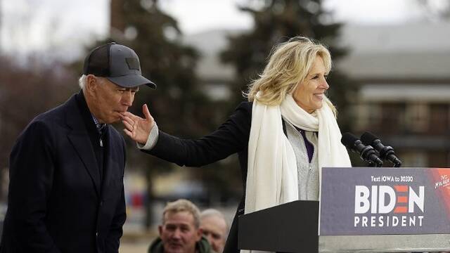 为拉选票拼了！77岁拜登当众“卖萌”