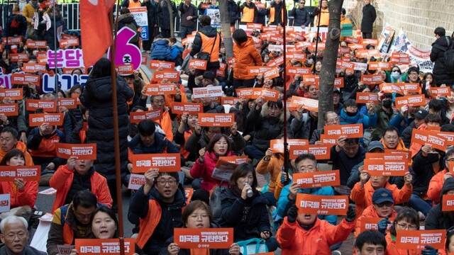 韩国民众街头抗议美国“天价”防卫费