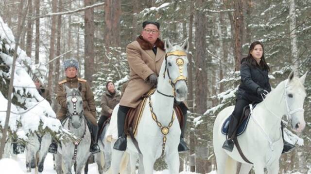 金正恩骑军马驰骋白头山