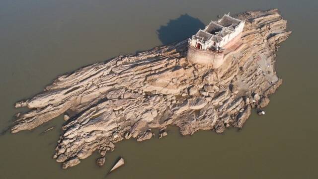 长江迎枯水期 700年观音阁露出“真容”