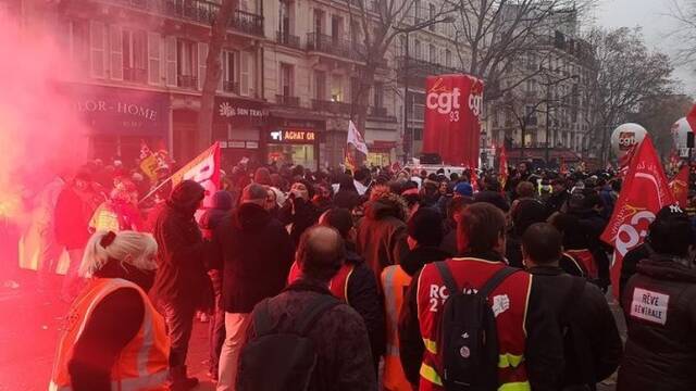 法国爆发全国大罢工 150万人游行示威
