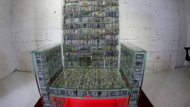 俄艺术家创作＂金钱王座＂ 内装100万美元