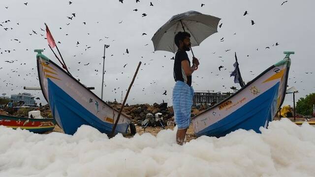 印度金奈海边被污染物泡沫覆盖