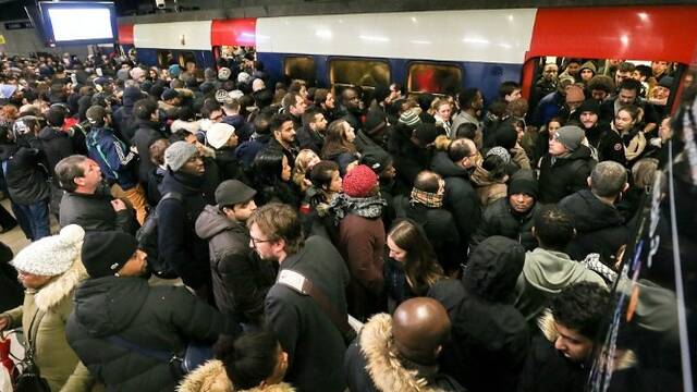 昨天，巴黎交通几乎全瘫痪