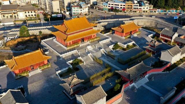 贵州独山县豪掷22亿造山寨“紫禁城”