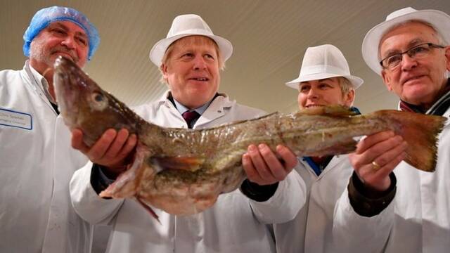 约翰逊捧鱼拍照