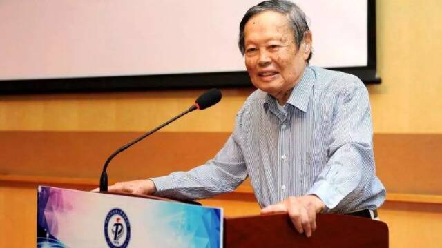 杨振宁的隐形战友：质疑丁肇中和张首晟，揭开物理界的牛屎文化