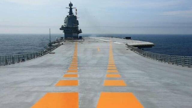 首艘国产航母交付海军 多角度看山东舰真容