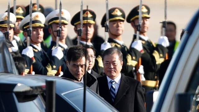 韩国总统文在寅抵达北京现场画面