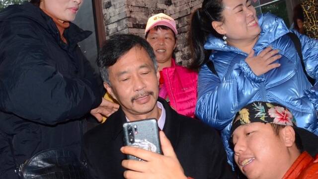 “流浪大师”沈巍为网红宾馆剪彩