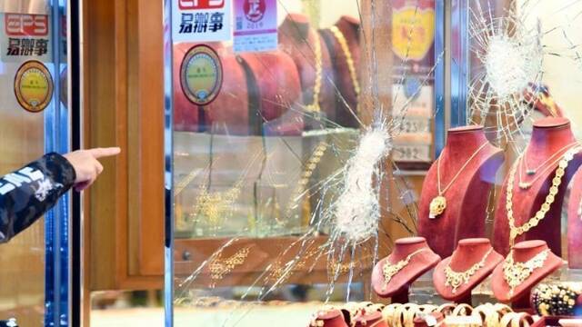 香港油麻地一金铺遭抢劫
