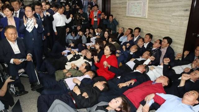 在国会打群架，韩国29名议员被检方告了