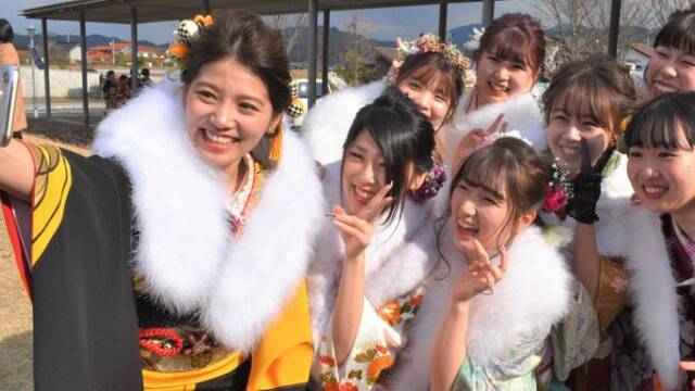 日本令和年代首个成人式 和服少女扎堆自拍