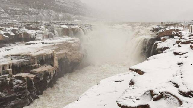 黄河壶口瀑布迎飞雪