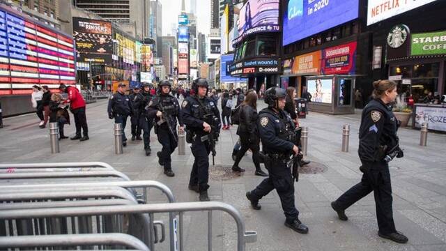 美国各城市加强警戒 多名警察在纽约时报广场执勤