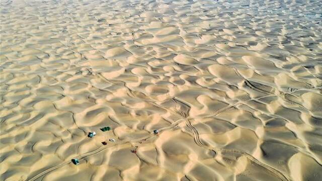 2000名工人在“死亡之海”找油找气