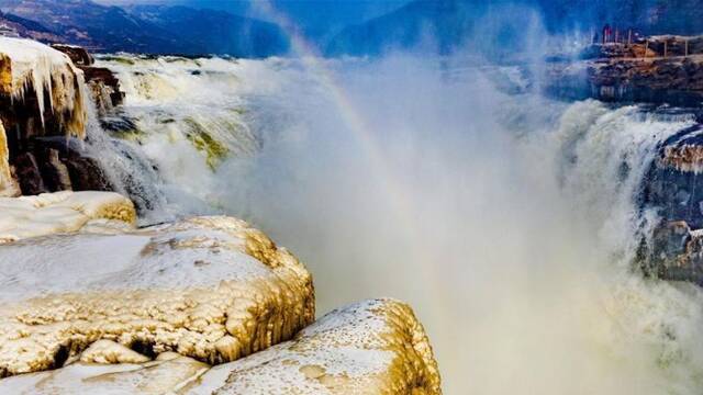 黄河壶口瀑布两岸形成冰瀑冰雕