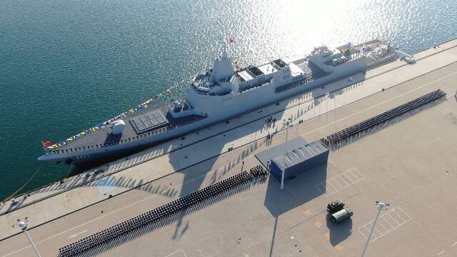 万吨大驱南昌舰入列现场