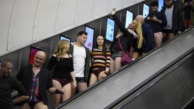 不穿裤子乘地铁！多国民众寒冬迎“无裤日”