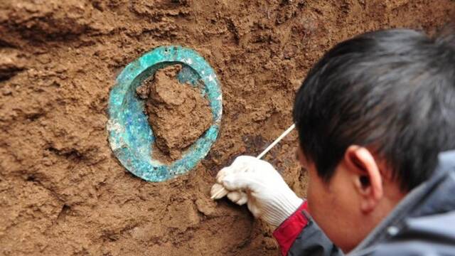 陕西关中西周墓葬罕见发现金制品