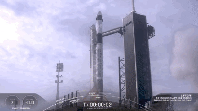 马斯克创造人类航天新壮举！空中炸毁火箭，然后成功实现载人舱逃逸