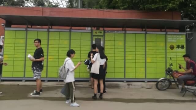 直奔智能快递柜 快递“最后一百米”之困