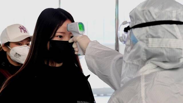 特殊战“疫” 在春运路上