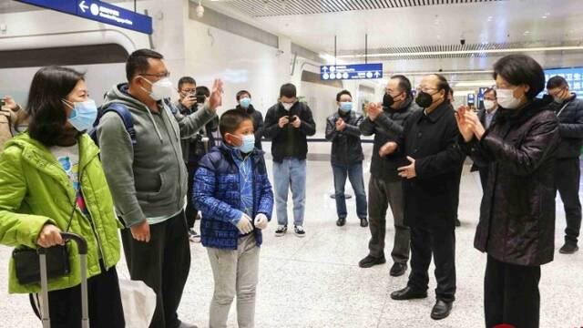 湖北副省长机场迎接滞留海外武汉民众