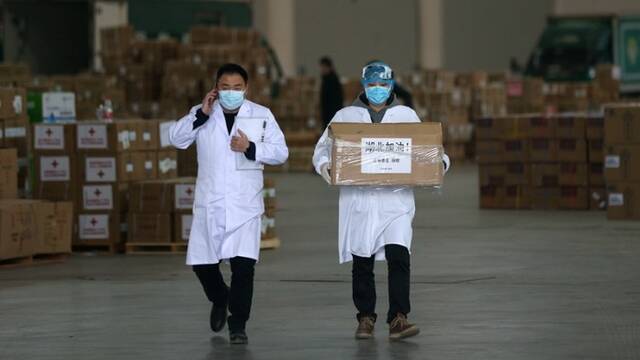 武汉医生赴红十字会仓库 花一小时只领到500个口罩