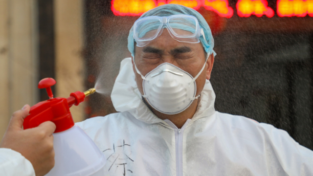 探访武汉集中隔离点：医生用酒精喷脸消毒