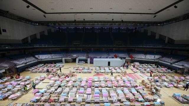 武汉洪山体育馆方舱医院施工进入收尾阶段 