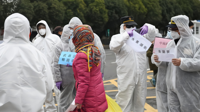 武昌方舱医院首批新冠肺炎患者出院