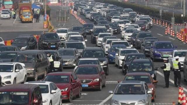 上海迎“返程高峰” 高速道口逢人必检