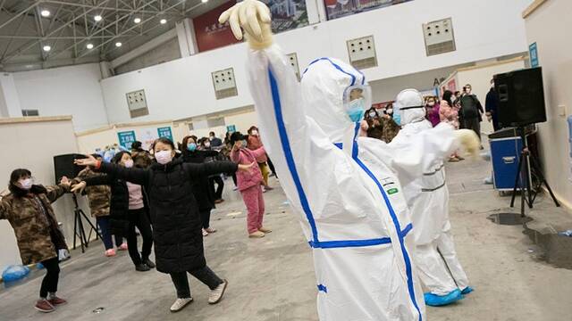 探访武汉方舱医院：患者跳舞看书拼魔方