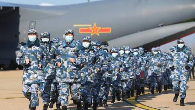 3型8架大中型运输机抵达武汉现场