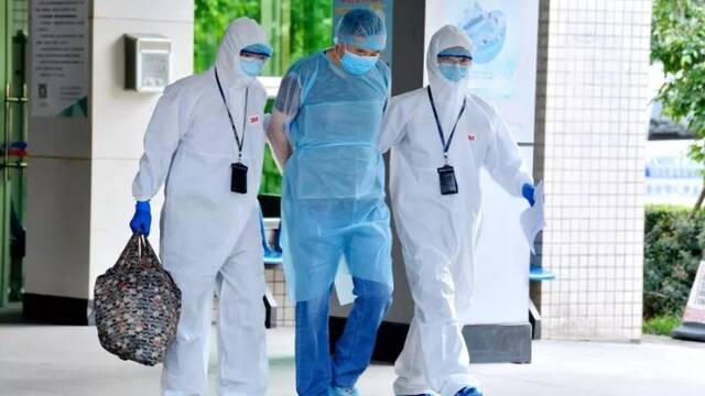 吐口水致医护感染 男子治愈后被带走现场