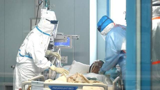 李兰娟院士重症ICU查房了解患者治疗情况