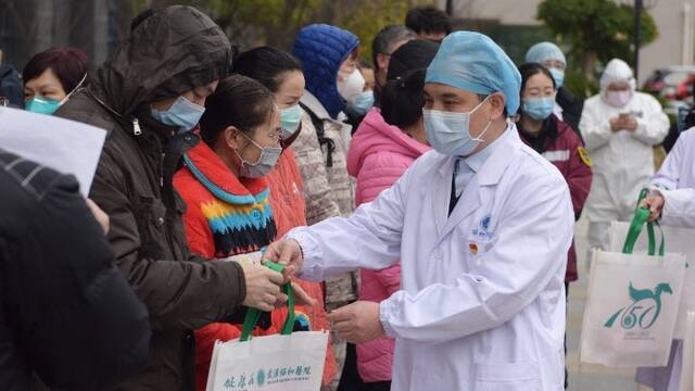 武汉协和西院31名重症患者出院现场