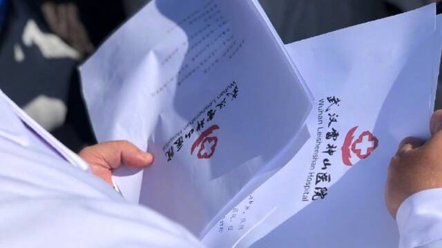 雷神山首例治愈患者出院，系83岁老人