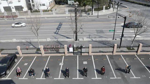 杭州老人“北欧风”乖巧式晒太阳