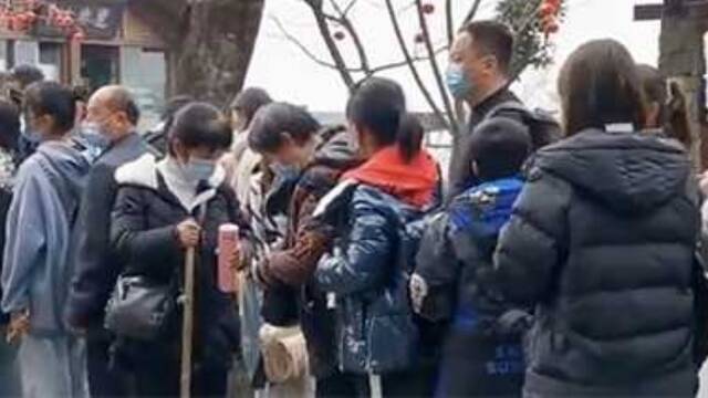 武功山游客爆满发紧急通告：限流人数下调至3000人