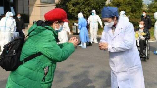 李兰娟院士亲自为出院患者颁发证书