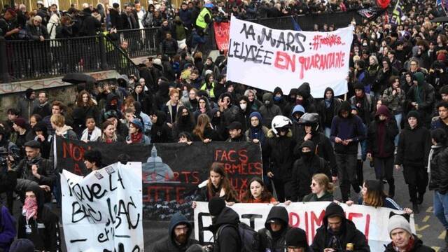 新冠疫情在法蔓延 示威者坚持游行 